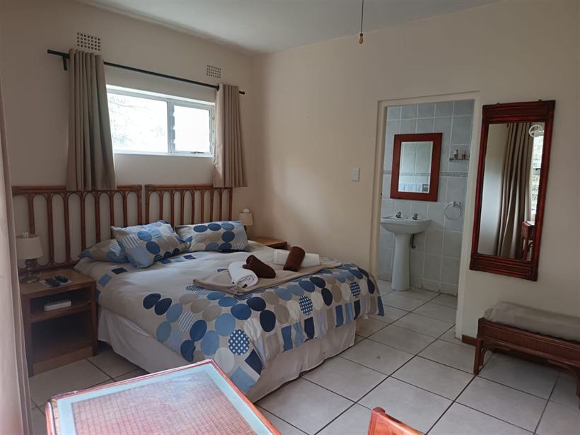 A double bedroom at Chintsa Sands with en-suite bathroom.