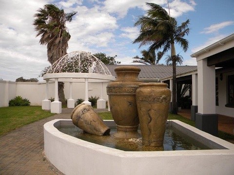 A guest wing at Umnenga Lodge seen from the garden.